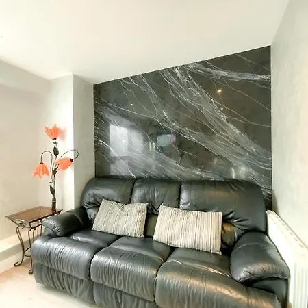 Two Bed Apt,5mins Fromconnolly Hosp,3mins From M50