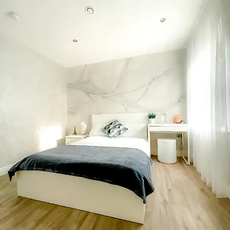 Lägenhet Two Bed Apt,5mins Fromconnolly Hosp,3mins From M50 Dublin
