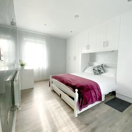 Two Bed Apt,5mins Fromconnolly Hosp,3mins From M50